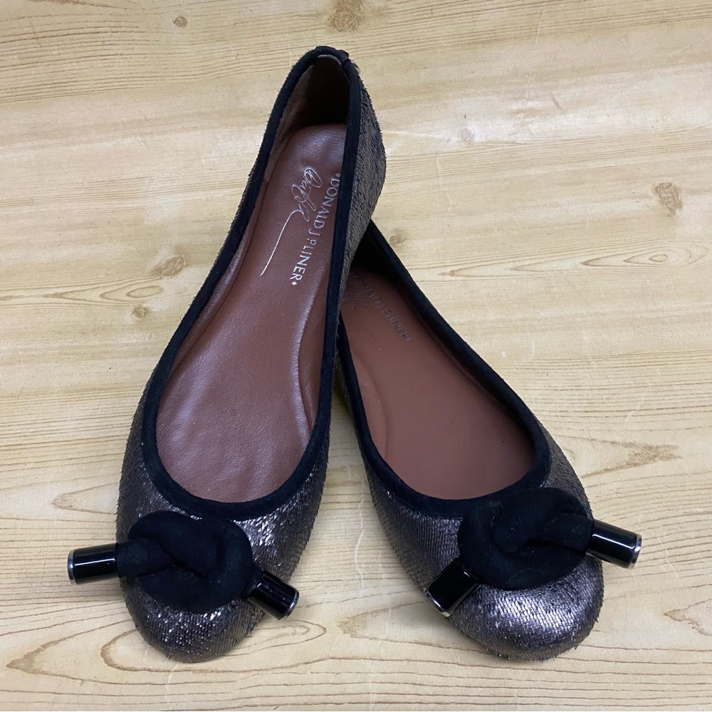 Donald J Pliner Gold Flats 6.5 M Round Toe Slip On Womens Shoes